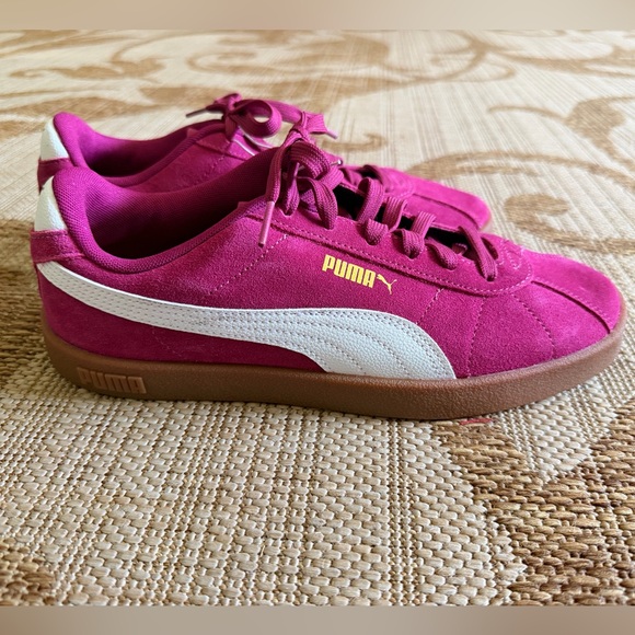 PUMA Low-Top Suede Sneakers in Fuchsia with White Stripe BNWT size 9 womens - Picture 2 of 6